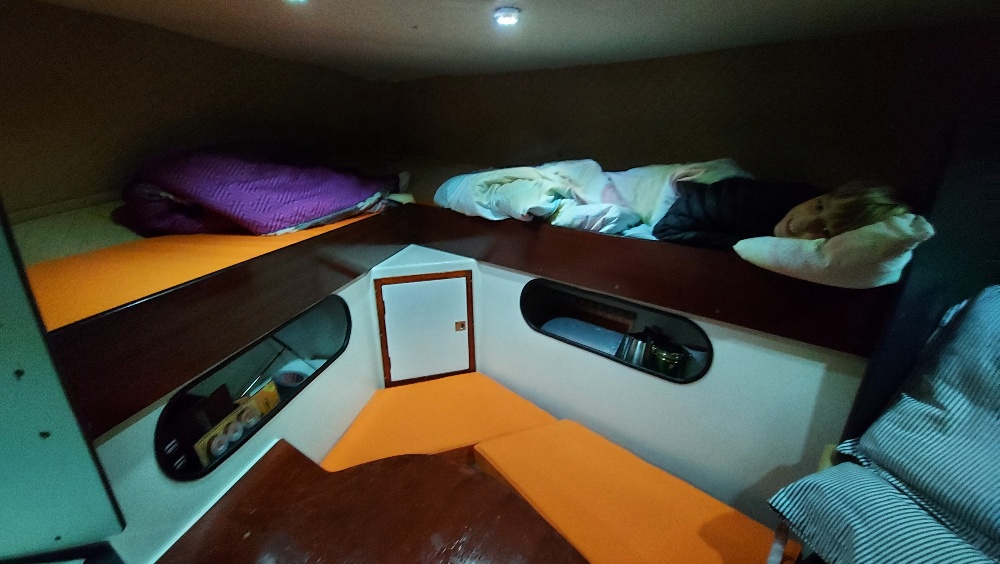 Vooronder met slaapplaatsen en zitruimte